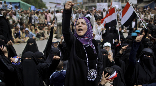 A female anti-government protestor chants slogans demanding the resignation of Yemeni President Ali Abdullah Saleh, following clashes with Yemeni police in Sanaa on Saturday. (AP-Yonhap News)