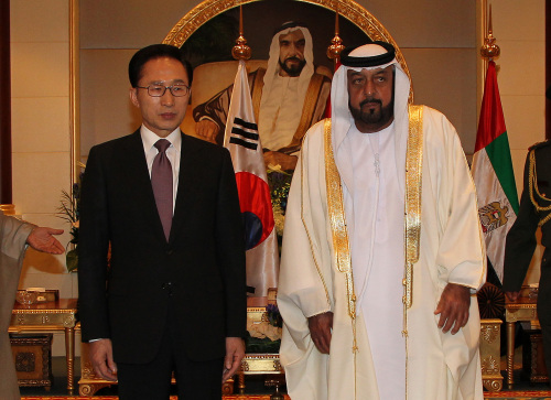 President Lee Myung-bak (left) poses with his United Arab Emirates counterpart Sheikh Khalifa bin Zayed Al Nahyan during their summit meeting in Abu Dhabi on Sunday. (Yonhap News)