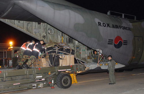 Three Air Force C-130 planes carrying 102-member Korean rescue workers are due to arrive at Japan's Narita airport on Monday morning. Yonhap News
