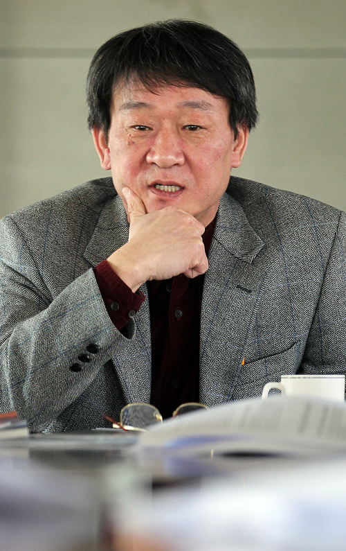 Kim Min-gi speaks at the press conference in Daehangno, central Seoul, last month. (Yonhap News)