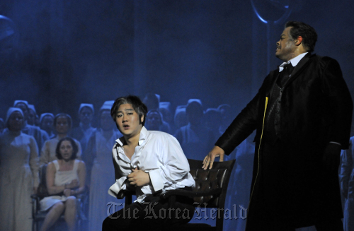 Tenor Kim Woo-kyung (left) playing Faust and bass Samual Ramey playing Mephistopheles in “Faust” The Korea National Opera (The Korea National Opera)