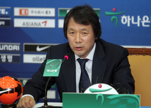 Korean national soccer team manager Cho Kwang-rae takes part in a press conference on Tuesday. (Yonhap News)