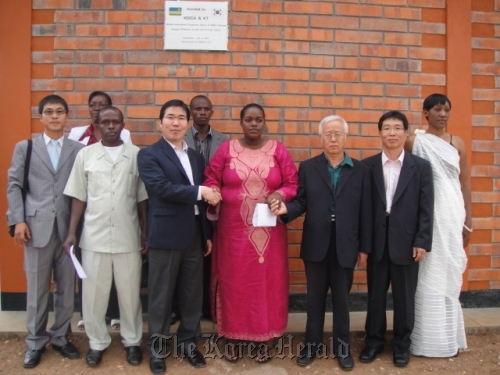 Korean and Rwandan officials attend the opening ceremony of an elementary school in Kamonyi, Rwanda, last week. (KOICA)