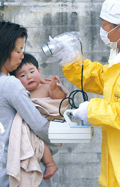A 1-year-old boy is re-checked for radiation exposure after being decontaminated in Nihonmatsu, Fukushiima, Monday. (AP-Yonhap News)