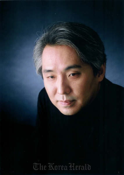 Conductor Kim Dae-jin. (Goyang Aram Nuri Arts Center)