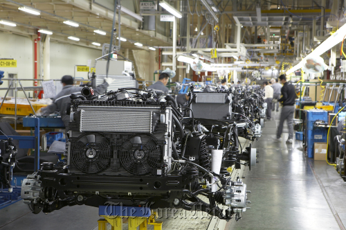 Ssangyong Motor Co. employees work on an assembly line at the company’s plant in Pyeongtaek, Gyeonggi Province. (Ssangyong Motor Co.)