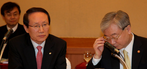 Financial Services Commission Chairman Kim Seok-dong (right) and Financial Supervisory Service Governor Kim Jong-chang attend a session of the National Assembly Policy Committee at a hotel in Seoul on Thursday. (Yonhap News)