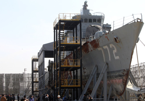 People view the wreckage of the Cheonan at a naval base in Pyeongtaek, Gyeonggi Province, last week. (Yonhap News)