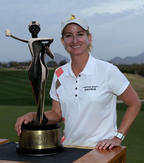 Karrie Webb of Australia poses with the championship trophy. (AFP-Yonhap News)