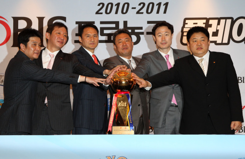KBL coaches pose with the championship trophy during a press conference in Seoul on Monday. (Yonhap News)