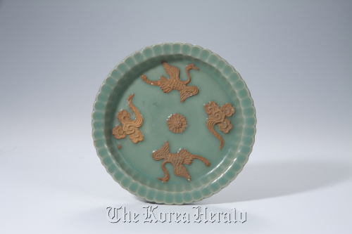 Celadon plate with cloud and crane patterns (National Museum of Korea)