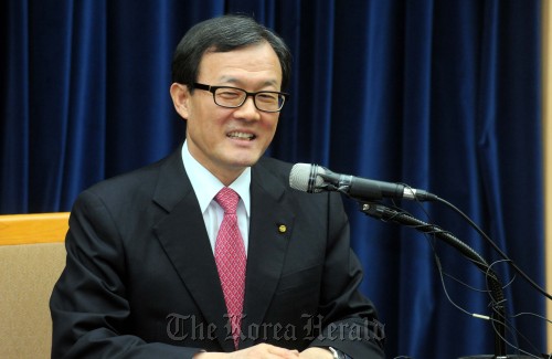 Lee Soon-woo addresses a news conference Tuesday after he was nominated as the new chief executive officer of Woori Bank. (Ahn Hoon/The Korea Herald)