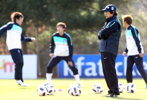 Korean national soccer team head coach Cho Kwang-rae looks on during a practice session ahead of the Honduras friendly. (Yonhap News)
