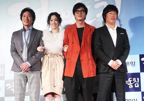 From left: Actor Shin Jeong-geun, Jeong Ryeo-won, Kim Joo-hyeok, and Yoo Hae-jin at a press conference promoting their upcoming film, “In Love and the War” at Megabox Dongdaemun in Seoul, Wednesday. (Yonhap News)
