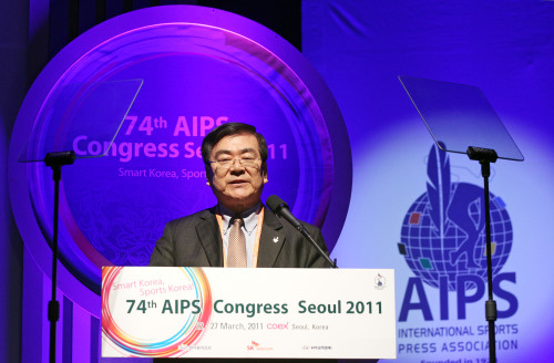 PyeongChang 2018 bid chairman Cho Yang-ho delivers a presentation at the 74th AIPS congress, COEX, Seoul, Wednesday. (Yonhap News)