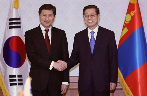 Prime Minister Kim Hwang-sik (right) shakes hands with his Mongolian counterpart Sukhbaatar Batbold prior to their talks at his office Thursday. (Yonhap News)