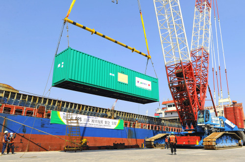 Hyundai Heavy Industries Co.’s transportable power-generating equipment to be delivered to Japan is loaded onto a ship at a port in Ulsan on Saturday. (Hyundai Heavy Industries Co.)