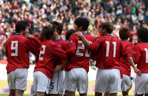 Korean players celebrate their goal against China at Munsu World Cup Stadium in Ulsan on Sunday. (Yonhap News)