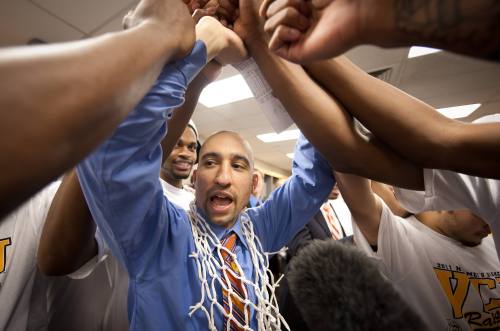 VCU head coach Shaka Smart celebrates with his team after beating Kansas over the weekend. (AP-Yonhap News)