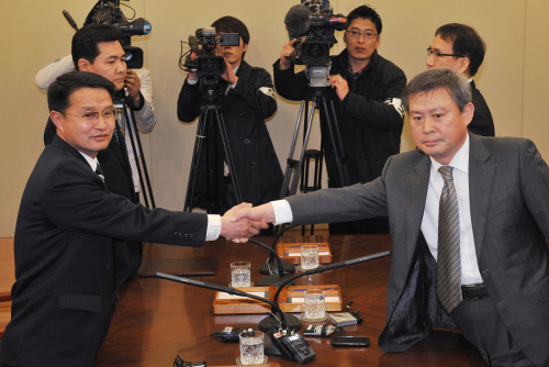 Heads of delegations of two Koreas shake hands at the volcano talks held in the western South Korean border town of Munsan Tuesday. (Yonhap News)