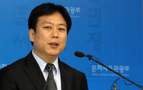 Kim Eui-suk, the newly-appointed chairman of KOFIC, speaks at a press conference at the Ministry of Culture, Sports and Tourism in Seoul on Wednesday. (Yonhap News)
