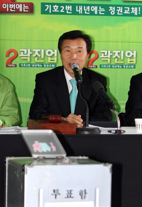Democratic Party leader Sohn Hak-kyu attends a party meeting in Gimhae, South Gyeong­sang Province, Wednesday. (Yonhap News)
