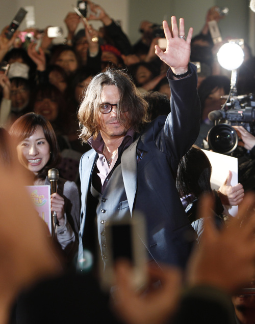 Johnny Depp waves for fans during the Japan premiere of “The Tourist” in Tokyo on March 3. (AP-Yonhap News)
