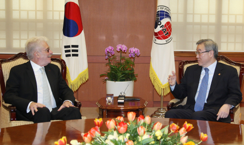 Foreign Minister Kim Sung-hwan meets Secretary-General Raymond Benjamin of the International Civil Aviation Organization at his office Thursday. (Yonhap News)