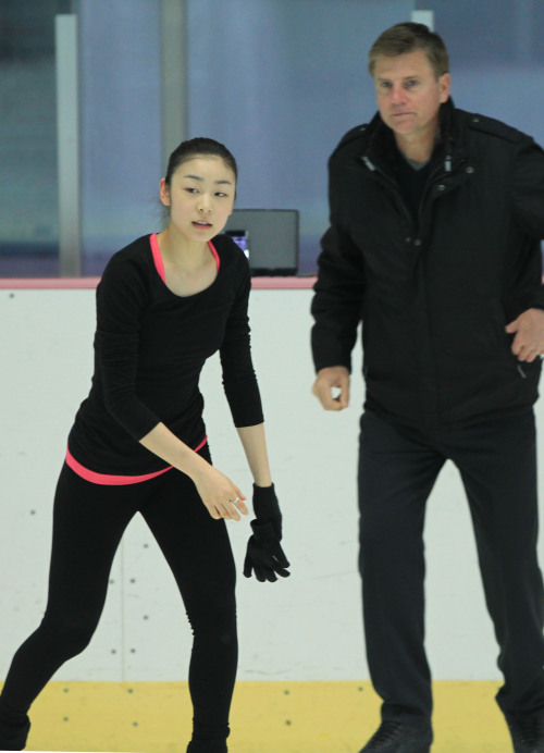 Kim Yu-na takes part in a practice session with new coach Peter Oppegard. (Yonhap News)