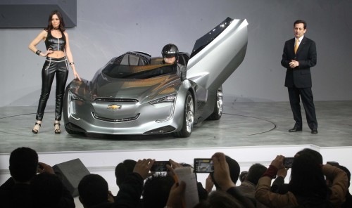 GM Korea Co. president Mike Arcamone (right) introduces the Miray concept at the Seoul Motor Show in Goyang, Gyeonggi Province on Thursday. (Park Hyun-koo/The Korea Herald)