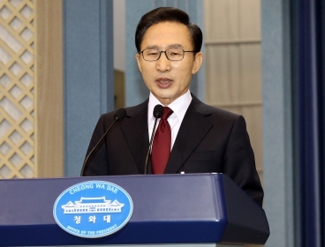 President Lee Myung-bak speaks at the press conference on Friday. (Yonhap)