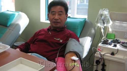 Sohn Hong-shik donates blood at Chonnam National University Hospital on March 18. (Sohn Hong-shik)