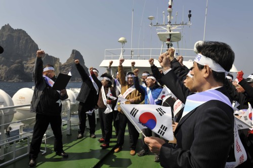 (Education officials from North Gyeongsang Province denounce Japanese textbooks’ territorial claims over Dokdo aboard a ship near the rocky islets in the East Sea last week. Yonhap News)