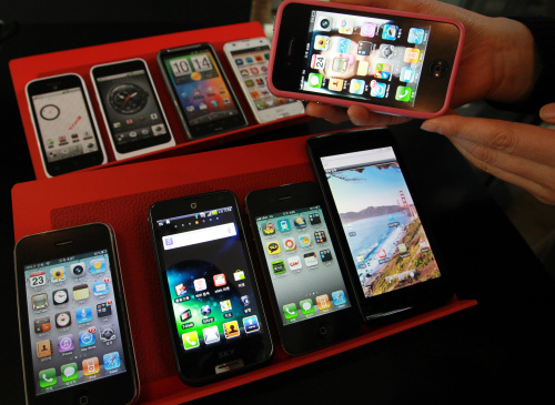 Diverse smartphones are displayed. (Yonhap News)
