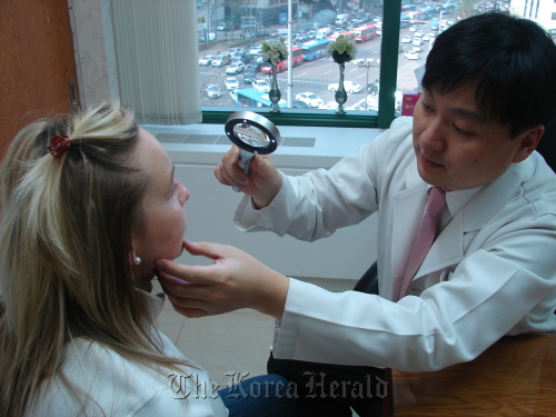A foreign patient receives a consultation at Arumdaun Nara Beauty Clinic in southern Seoul. (The Korea Herald)