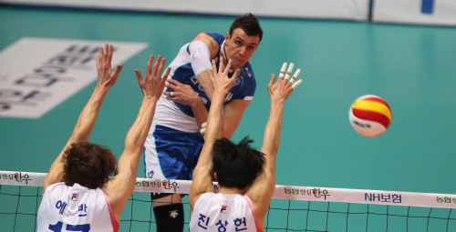 Gavin Schmitt spikes a ball during the championship finals against the Korean Air Jumbos in Incheon, Tuesday. (Yonhap News)