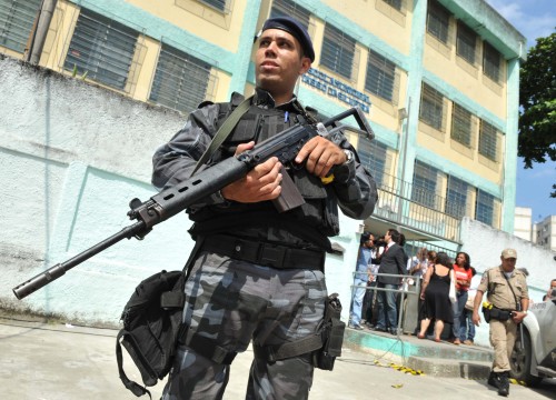 A policeman stands guard outside the Tasso da Silveira school in the western region of Rio de Janeiro, Brazil, April 7, 2011. A campus shooting here on Thursday morning killed 11 people and injured at least 22 others, the city's health chief, Sergio Cortes said. (Xinhua-Yonhap News)