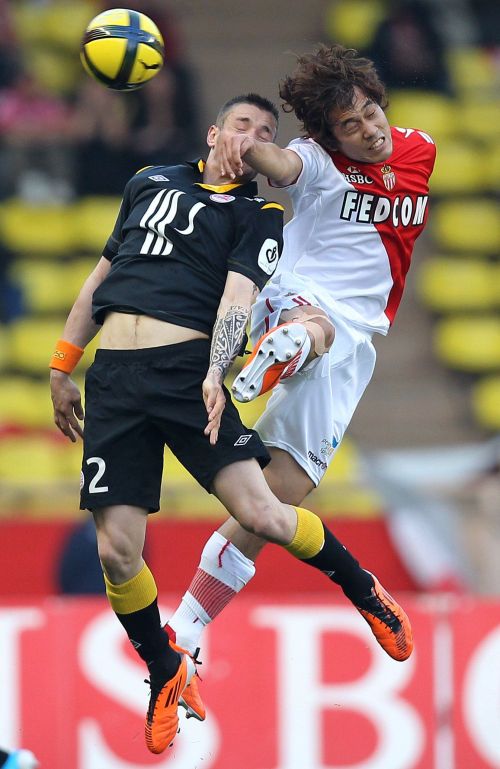 Monaco’s Park Chu-young (right) and Lille’s Mathieu Debuchy vie for the ball. (AFP-Yonhap News)