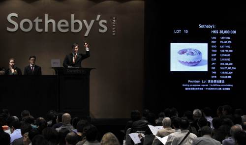 An auctioneer closes the bidding on a Famille rose (fencai) peach box and cover, from the Jingdezhen imperial kilns, Jiangxi province, Qing Dynasty AD1736-95, at the Sotherby’s auction, “The Meiyintang Collection,” in Hong Kong on April 7. The piece, auctioned from a private collection of Imperial Chinese porcelain, sold for HK$35 million ($4, 501, 000). It had been estimated to be sold at HK$40-60 million ($5.1-7.7 million). (AFP)