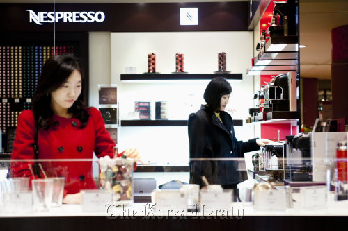 Shoppers look around Nespresso’s products at its boutique at Lotte Department Store’s main branch in downtown Seoul. (Nepresso Korea)