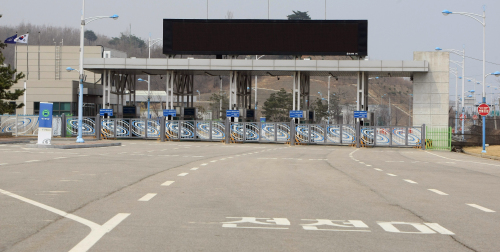 ROAD TO NOWHERE — The gates of an inter-Korean road leading to Mount Geumgang are closed in Goseong, Gangwon Province,Monday. (Yonhap News)