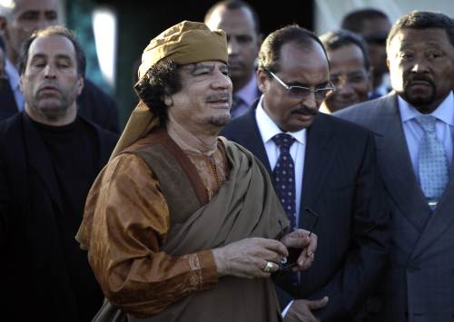 Libyan leader Moammar Gadhafi stands outside a tent erected at his Bab al-Aziziya residence in Tripoli on Sunday during a meeting with a high-ranking African Union delegation trying to negotiate a truce between Gadhafi’s forces and rebels seeking to oust him. (AFP-Yonhap News)