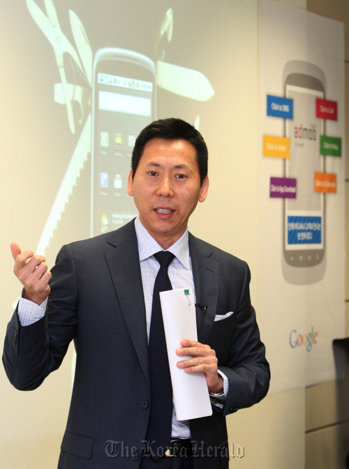 Lee Won-jin, managing director for Japan and Asia Pacific at Google, speaks during a press conference on mobile advertising at the company’s office in southern Seoul on Tuesday. (Google Korea)