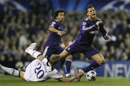 Real Madrid’s Cristiano Ronaldo (right) is tackled by Tottenham Hotspur’s Michael Dawson. (AP-Yonhap News)