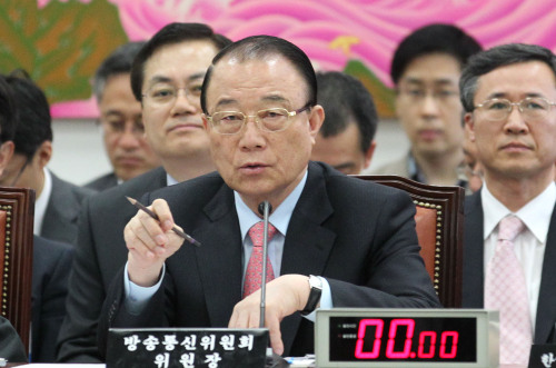Choi See-joong, chairman of the Korea Communications Commission, speaks during a parliamentary session Wed­nesday. (Yonhap News)
