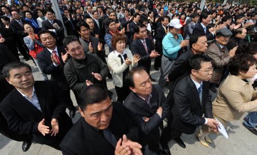 Voters respond to a speech by a candidate for the April 27 parliamentary by-election in the Bundang constituency in Seongnam, Gyeonggi Province, Thursday. (Yonhap News)