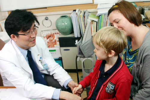 Dr. Yoo Byung-wook (left) consults with patients at Soon Chun Hyang University Hospital International Health Care Center