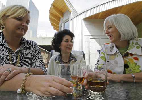 Bourbon Women (from left), members Jamie Estes, Peggy Noe Stevens and Cynthia Norp enjoy a conversation over drinks of Kentucky bourbon in Louisville, Kentucky on April 7. (AP-Yonhap News)