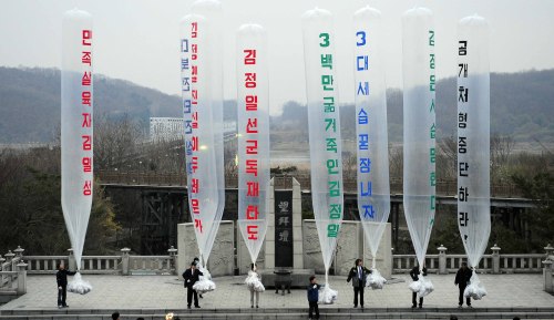 Groups of North Korean defectors send off balloons carrying anti-Pyongyang leaflets Friday morning around Imjingak near the inter-Korean border as the communist regime celebrates its late founder Kim Il-sung’s birthday. (Park Hae-mook/The Korea Herald)