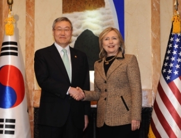 South Korean Foreign Minister Kim Sung-hwan and U.S. Secretary of State Hillary Clinton shaking hands (Yonhap)